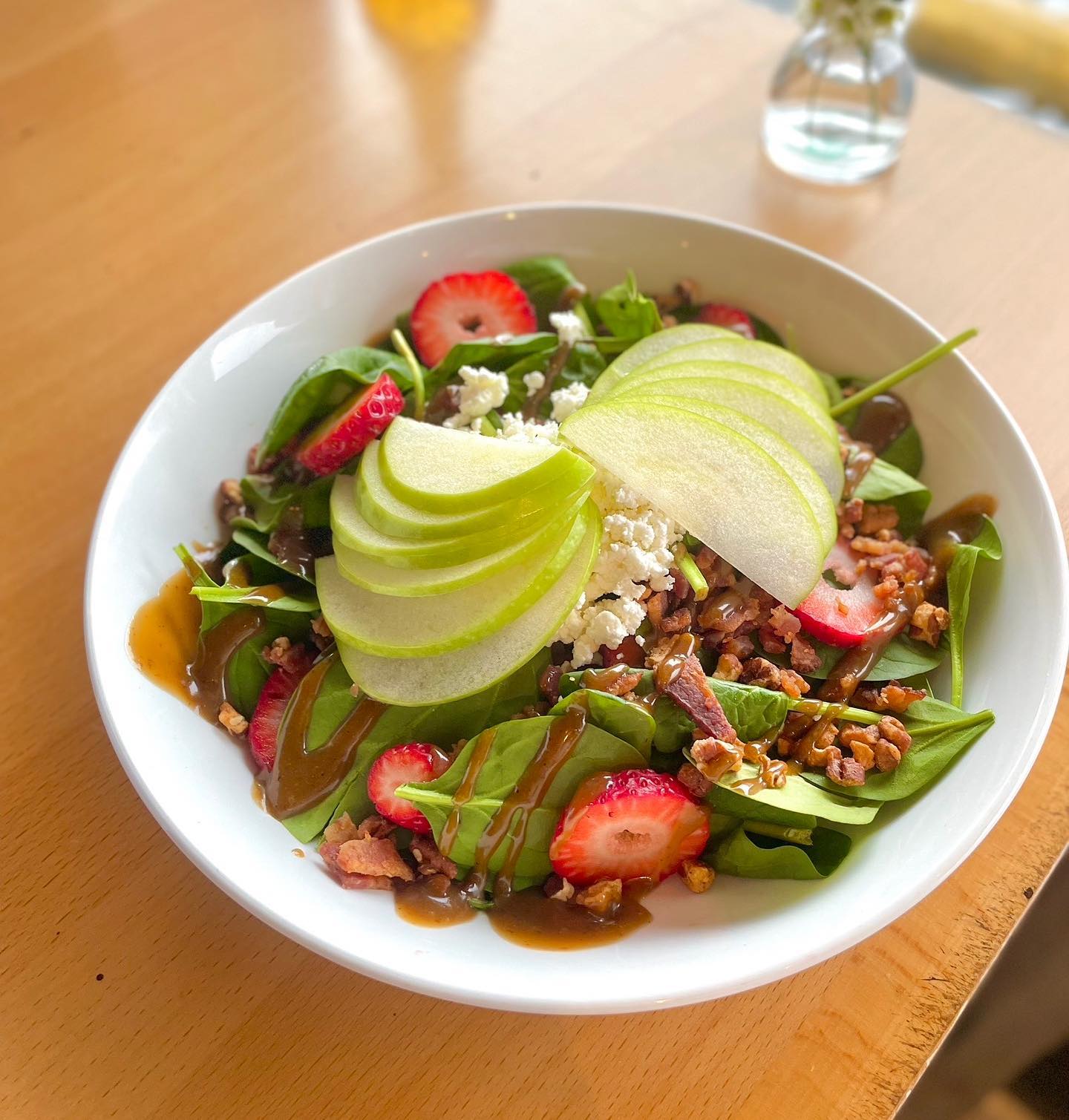Strawberry & Spinach salad 🍓 
Fresh strawberries, apples, candied pecans, bacon, goat cheese, and spinach, tossed in balsamic vinaigrette.